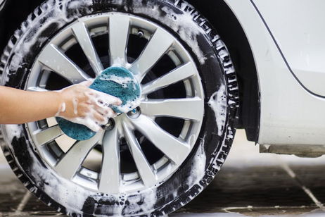 Los mejores trucos caseros para limpiar las llantas del coche