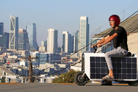 Esto es lo que pasa si le pones dos ruedas a un panel solar: así es Lightfoot, un scooter eléctrico con movimiento perpetuo