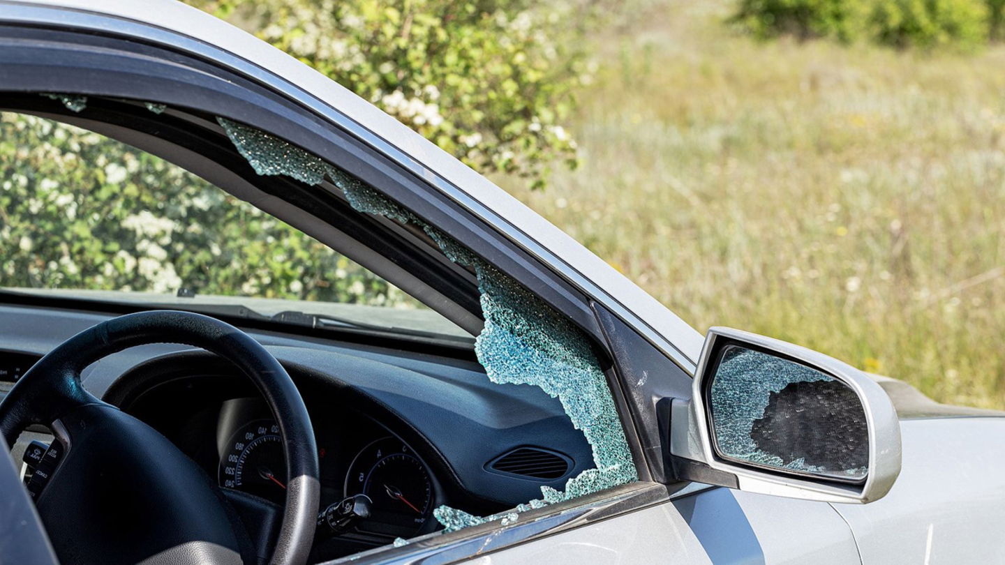 Hay algunas prácticas a evitar si tenemos que romper la ventanilla del coche