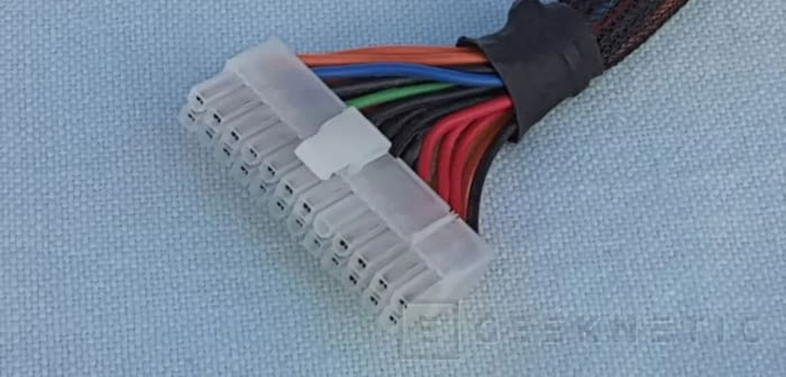 A este puerto se conecta el cable principal de alimentación al sistema