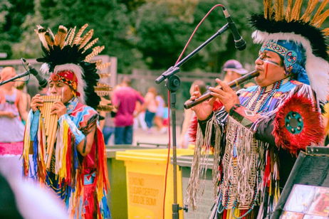 Las culturas indígenas están en peligro de extinción. Solo hay una manera de preservarlas