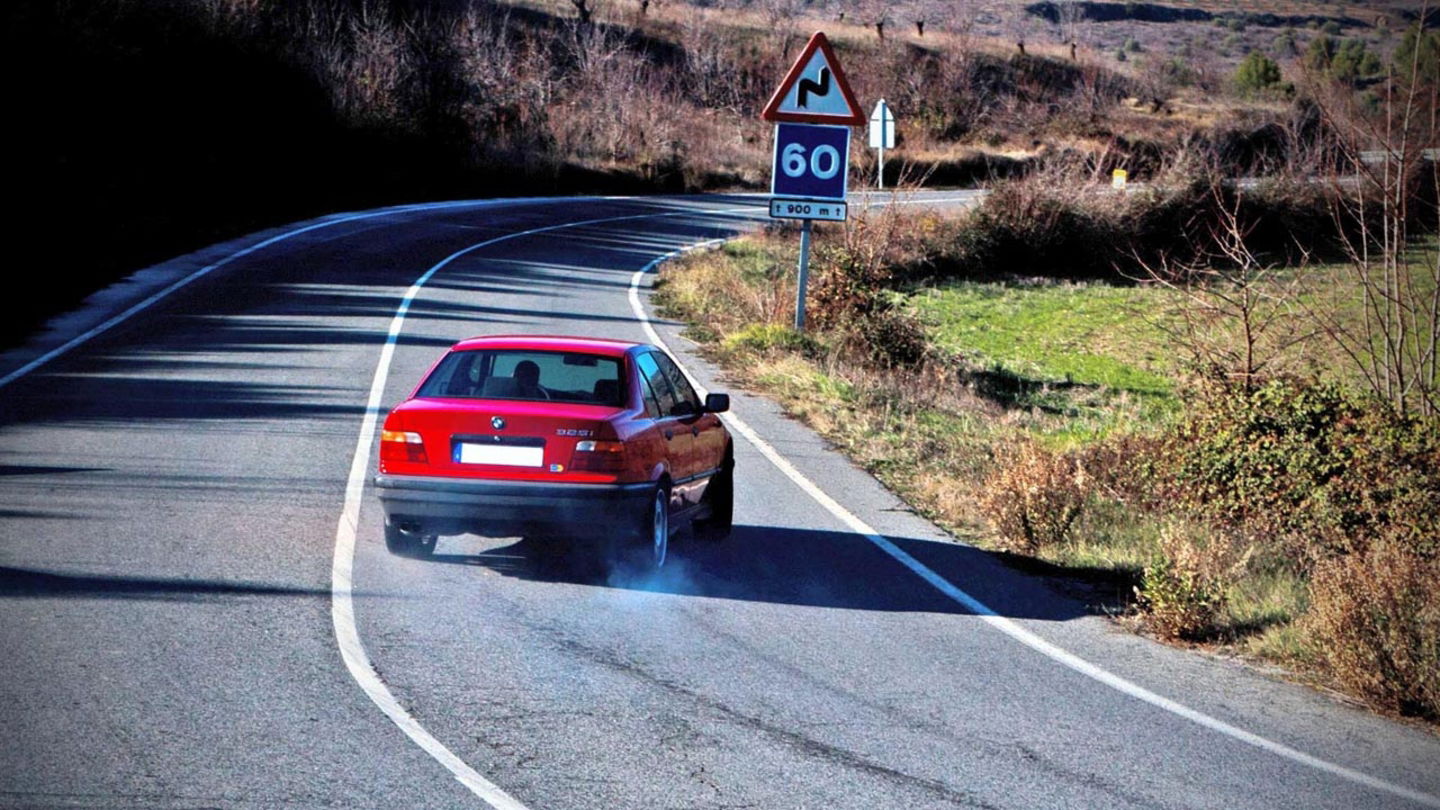 Un exceso de velocidad o un giro brusco puede reducir el agarre y, por lo tanto, aumentar la guiñada