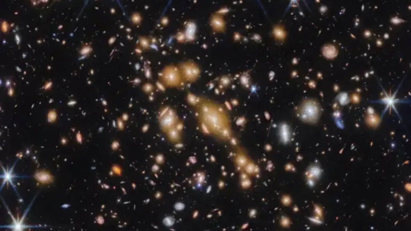 Imagen de un cúmulo estelar unido por la gravedad y que data de cuando el universo tenía 460 millones de años