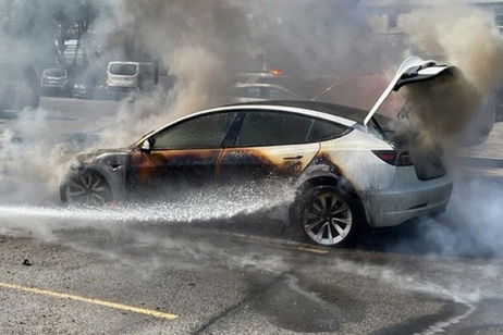 Por qué es tan difícil apagar un coche eléctrico en llamas