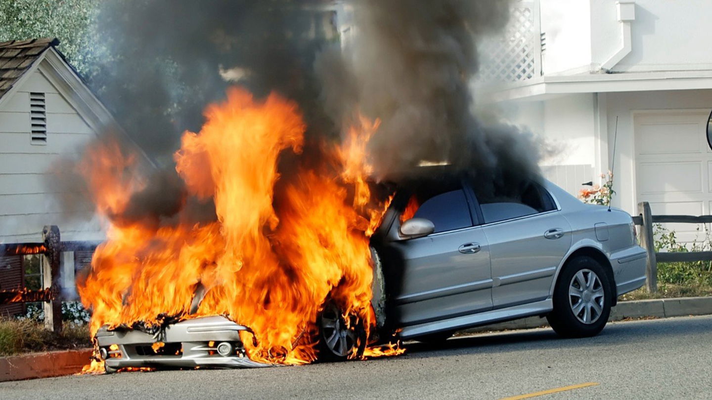 Los métodos de extinción de incendios en un coche de combustión no son válidos para los vehículos eléctricos