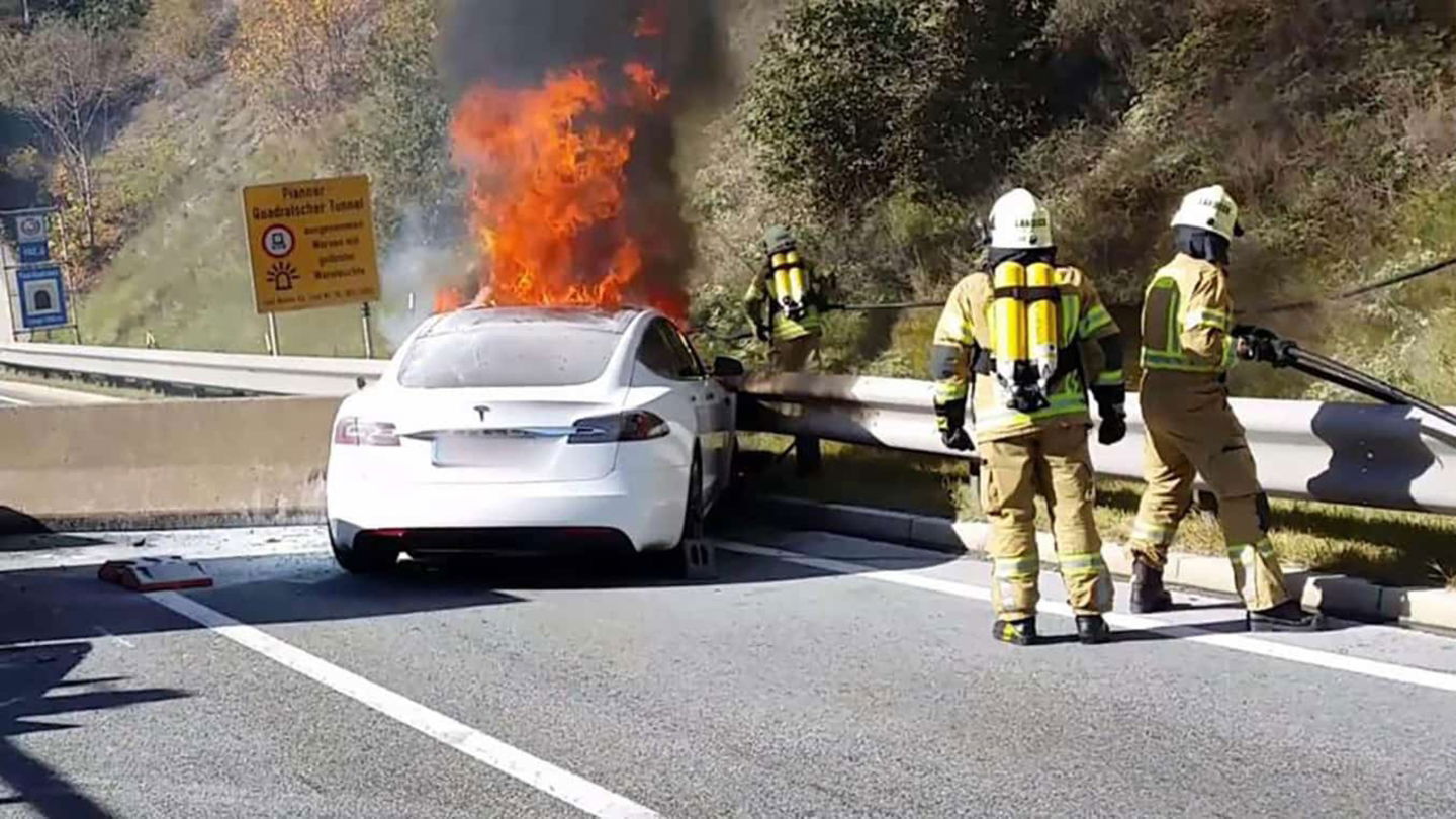 La presencia de grandes baterías de iones de litio en los coches eléctricos complican en gran medida la extinción de los incendios en estos vehículos