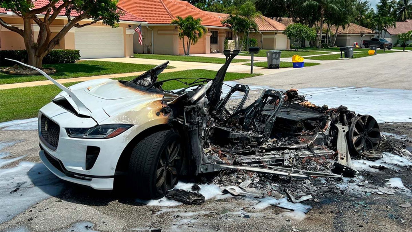 Los incendios de los coches eléctricos suelen seguir 'vivos' incluso cuando ya no hay rastro de las llamas