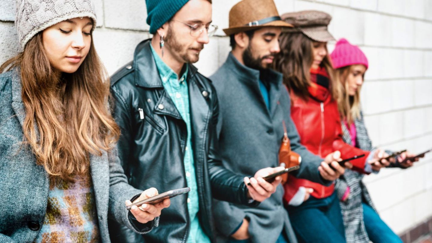 Jóvenes usando smartphones