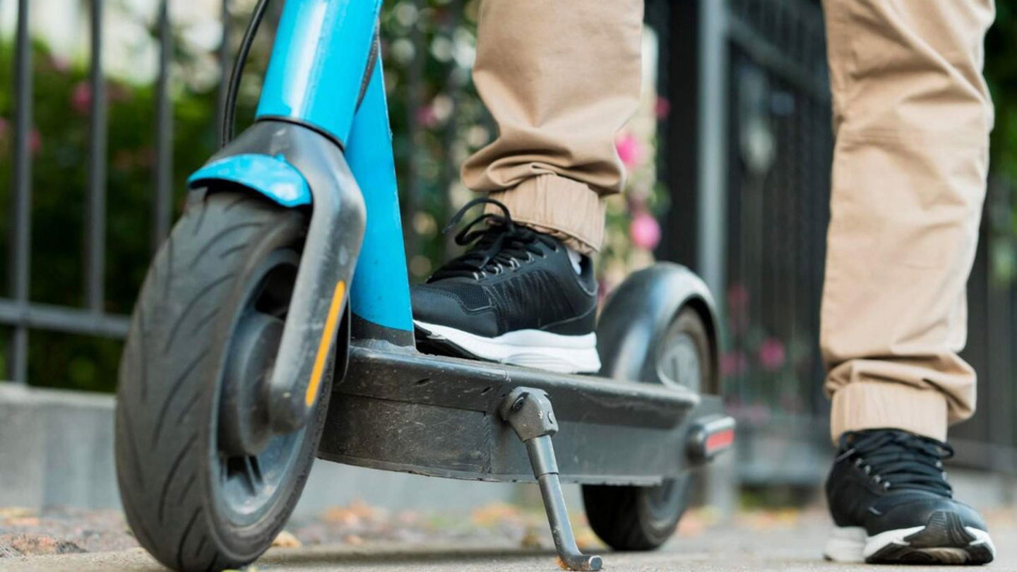 Todo patinete eléctrico debe contar con ciertos elementos para ser homologados, como por ejemplo un sistema tipo pata de cabra o caballete