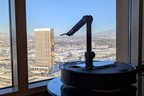 Roborock presenta en el CES 2025 sus nuevos robots aspiradores. Uno de ellos cuenta con un avanzado brazo metálico Roborock presenta en el CES 2025 sus nuevos robots aspiradores. Uno de ellos cuenta con un avanzado brazo metálico
