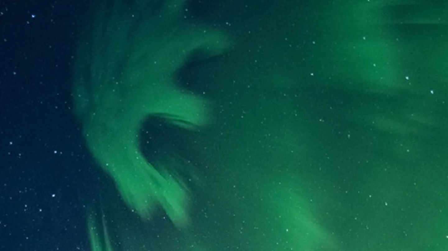 No son extraterrestres queriendo comunicarse con nosotros. La aurora boreal en forma de E aparecida en Alaska tiene una curiosa explicación
