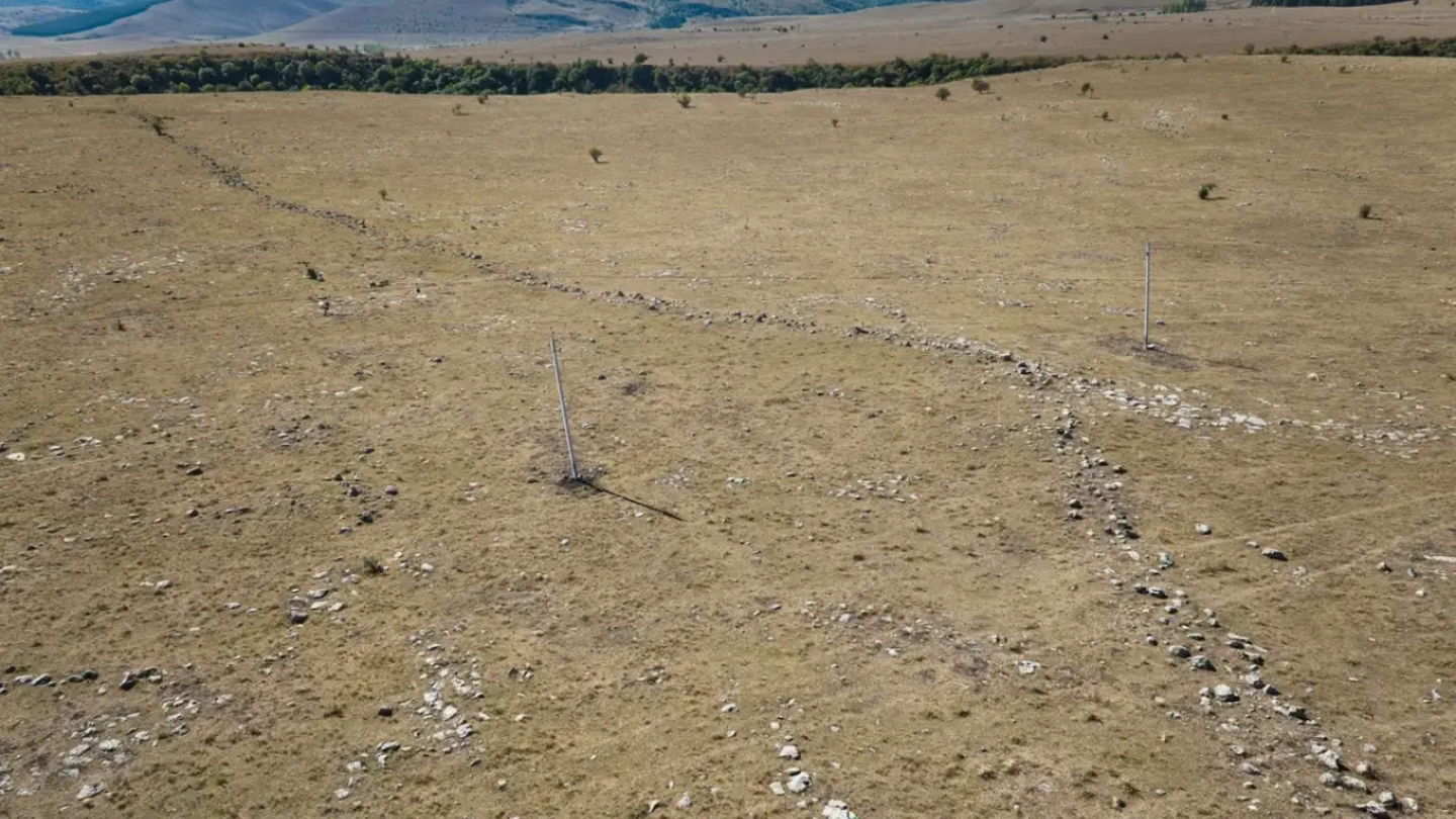 Imagen de la fortificación exterior de la mega estructura hallada en el Cáucaso