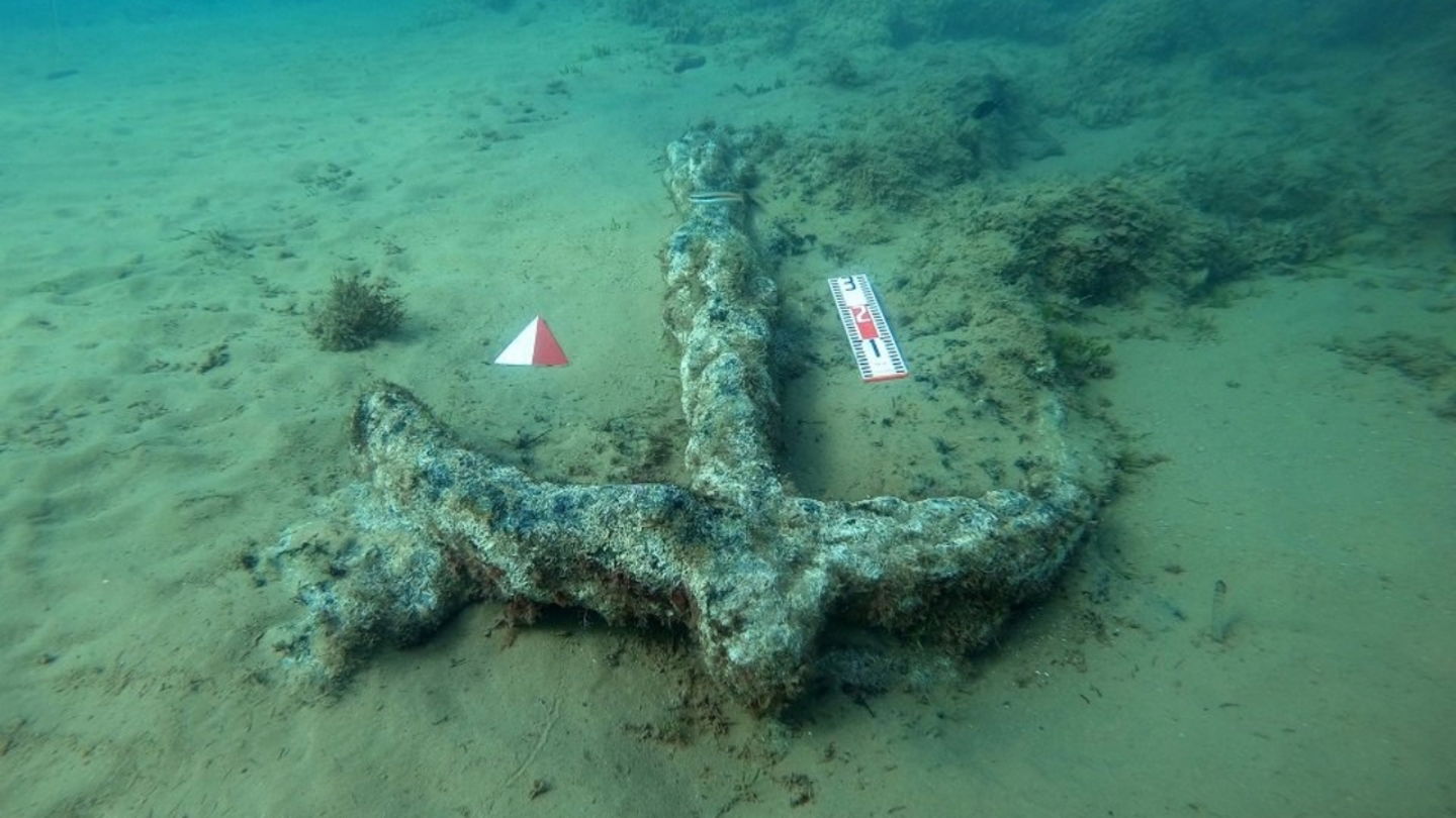 Imagen de una de las anclas de hierro halladas en la costa siciliana