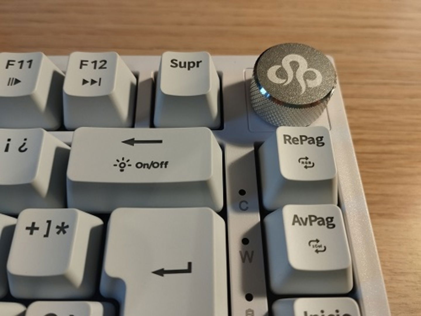He probado el teclado Newskill Pyros Pro y mis impresiones son claras: es perfecto para el gaming al igual que para escribir