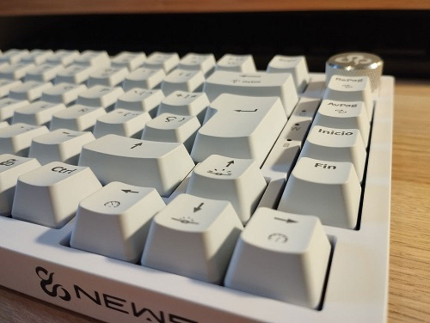 He probado el teclado Newskill Pyros Pro y mis impresiones son claras: es perfecto para el gaming al igual que para escribir