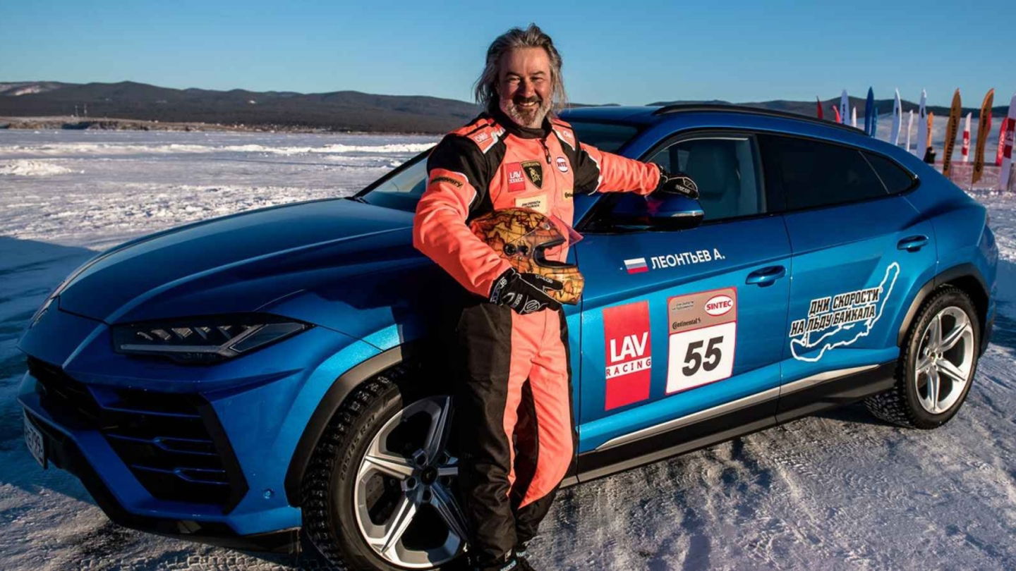 Andrey Leontyev posa al lado del Lamborghini que le ha permitido establecer un nuevo récord de velocidad sobre hielo