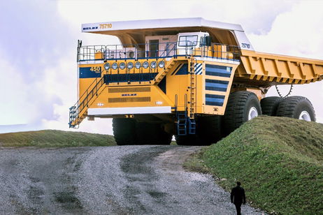 Así es el monstruoso BelAZ 75710, el camión minero más grande del mundo: 360 toneladas y ADN soviético