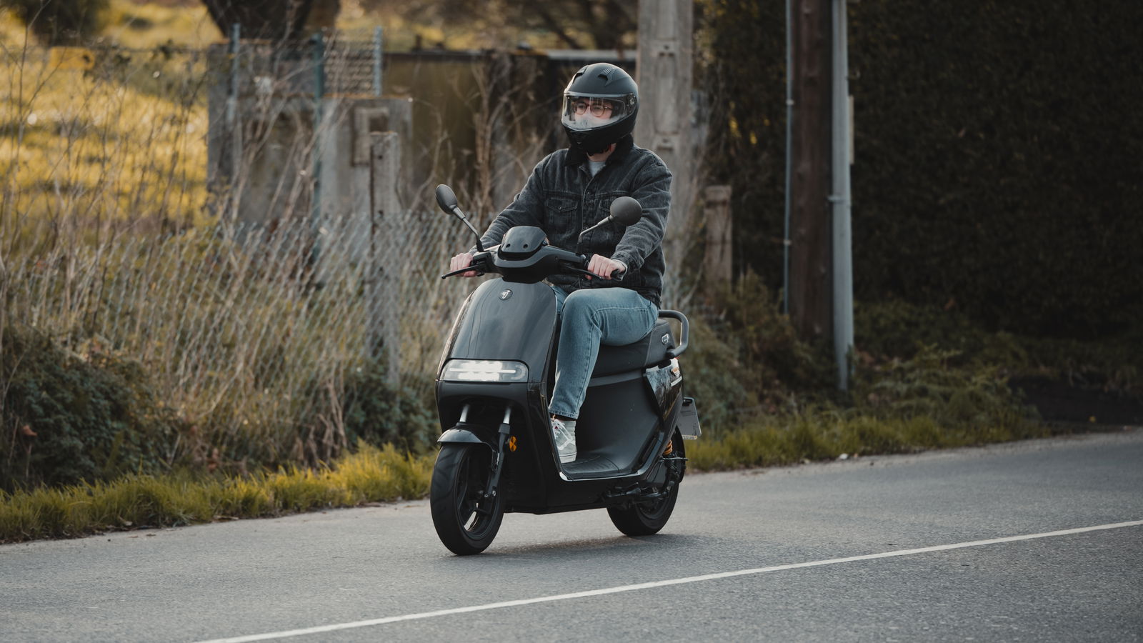 Moto eléctrica en carretera