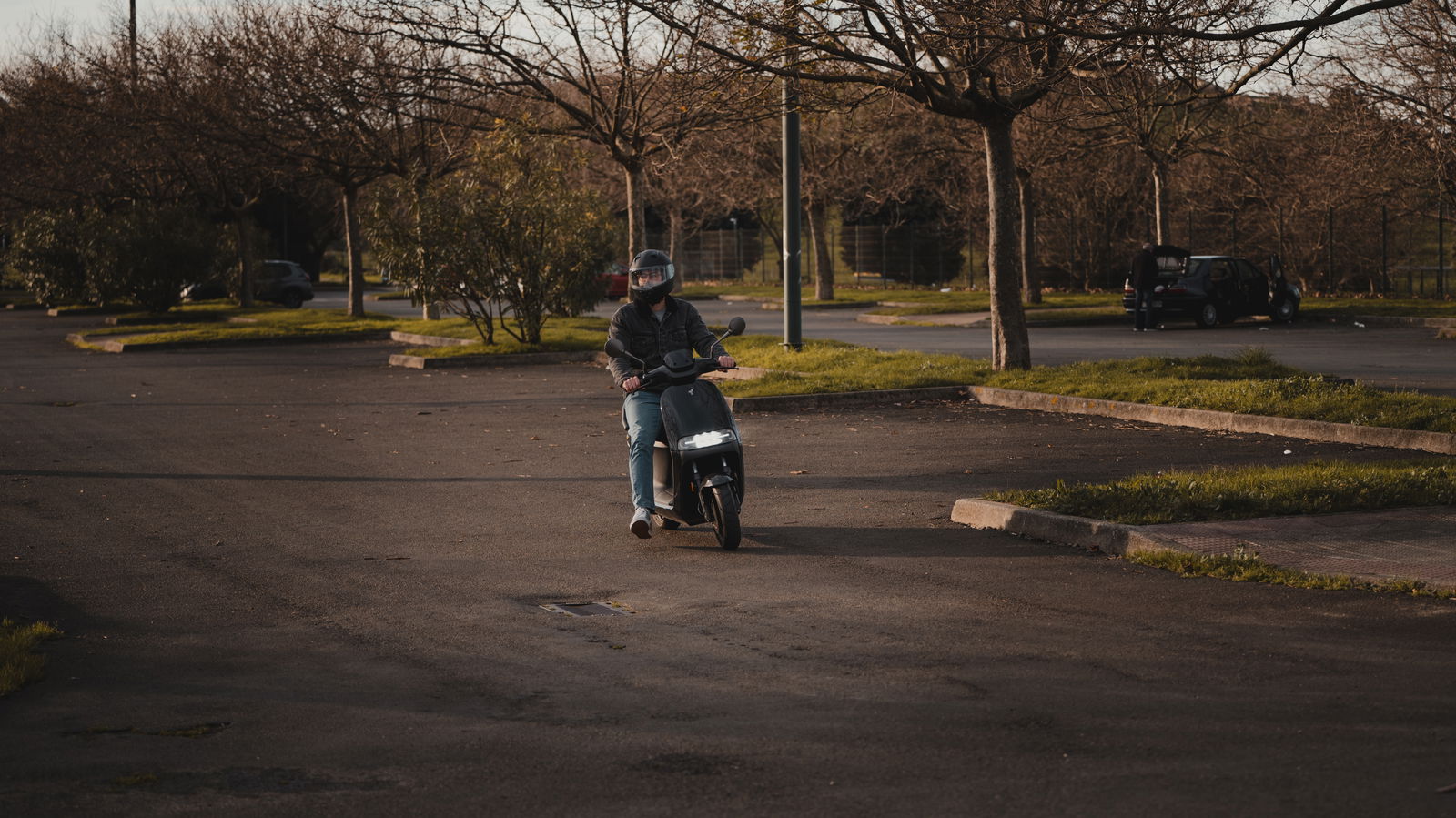 Moto eléctrica en un parking