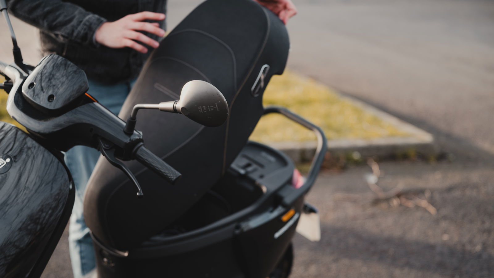 Cajón de una moto eléctrica