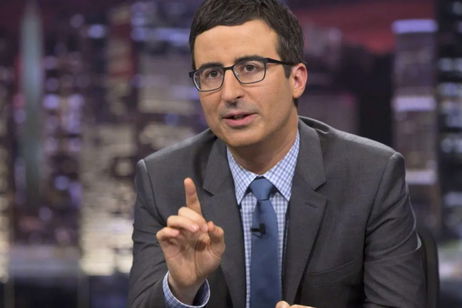 John Oliver, presentador de Last Week Tonight, carga contra Mark Zuckerberg y Facebook: "Un absoluto vertedero de odio y desinformación"