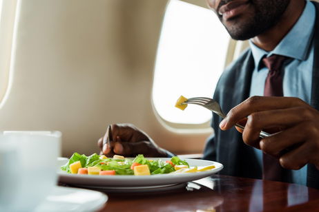 Por qué la comida de los aviones sabe diferente