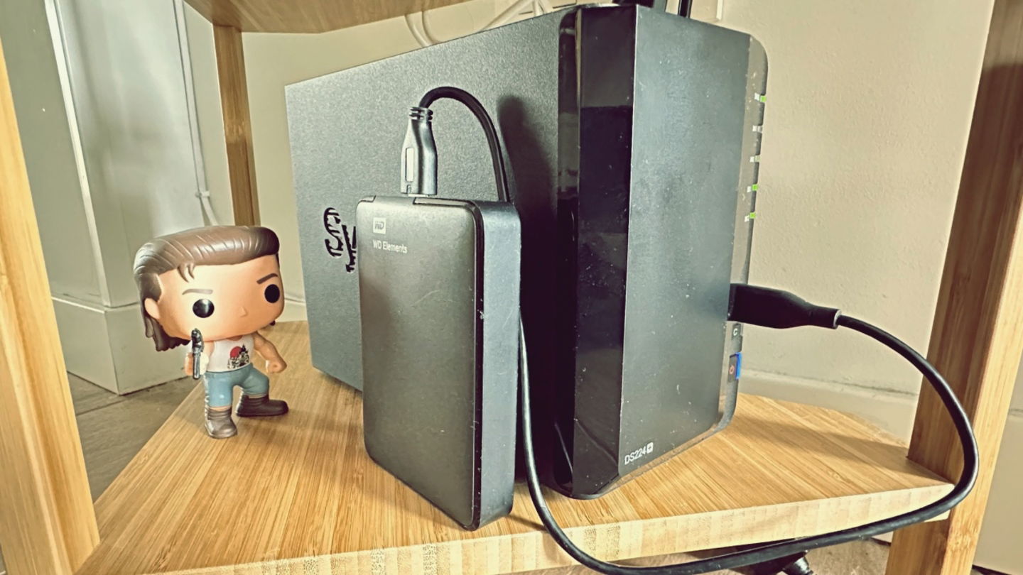 Disco duro externo acoplado al Synology DiskStation DS224+ para realizar copias de seguridad