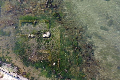 Una antigua villa romana ha surgido del fondo de un lago. Tiene una historia tan vieja que parece de leyenda