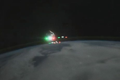 Podría parecer un ovni, pero en realidad es la misión Crew-10 de SpaceX llegando a la Estación Espacial Internacional