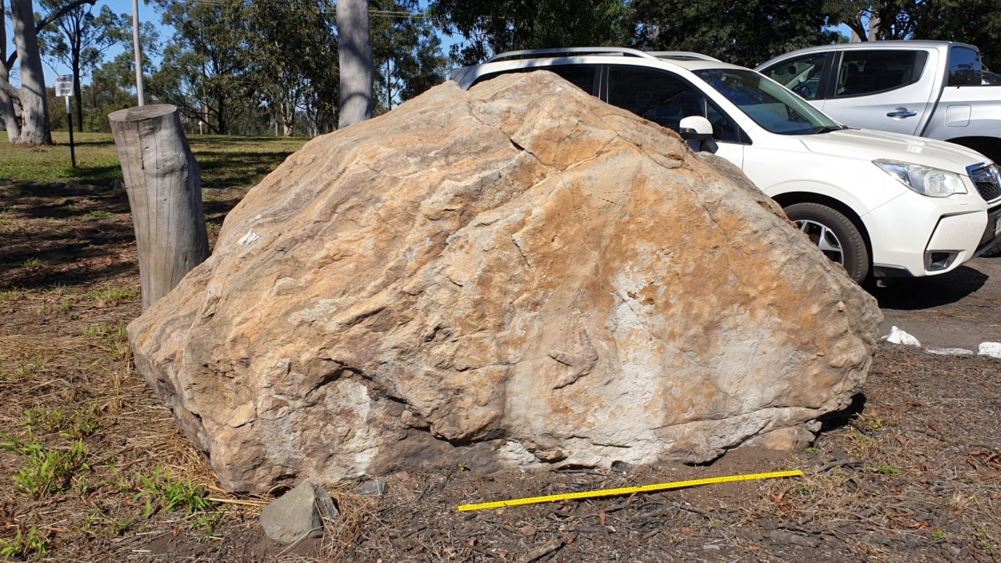 Imagen de la piedra hallada en el parking de la mina australiana