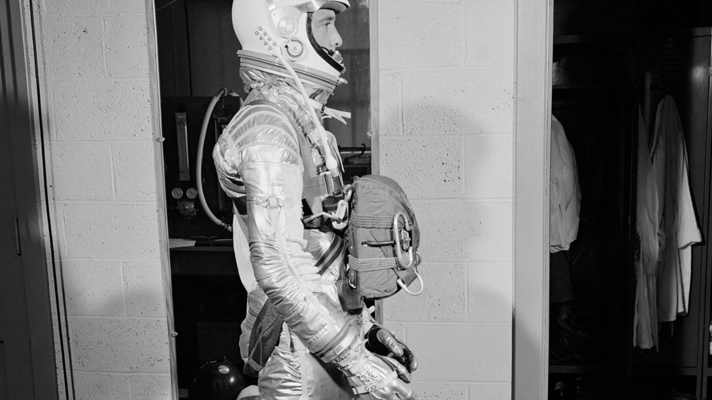 Imagen del primer traje de astronauta creado por la NASA