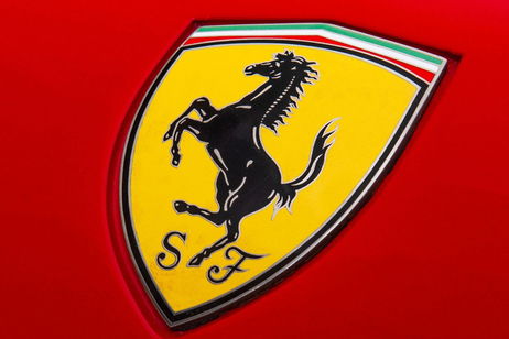 Por qué el fondo del logo de Ferrari es amarillo si ese color no aparece en la bandera italiana