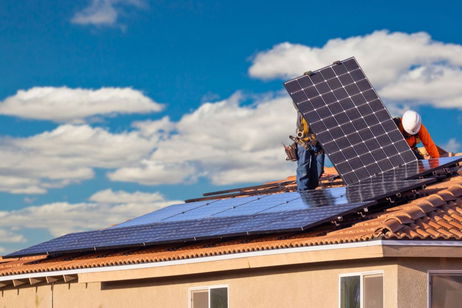 Más luz, más energía y menos impacto ambiental. Las nuevas placas solares diseñadas por este equipo científico en Europa baten récords