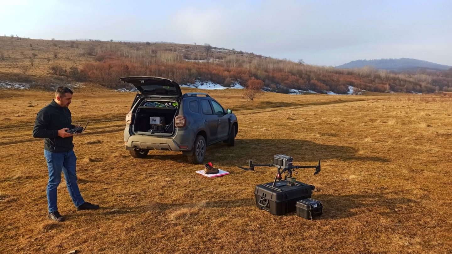 Un dron se dispone a surcar el cielo para encontrar estructuras ocultas en los bosques de Rumanía