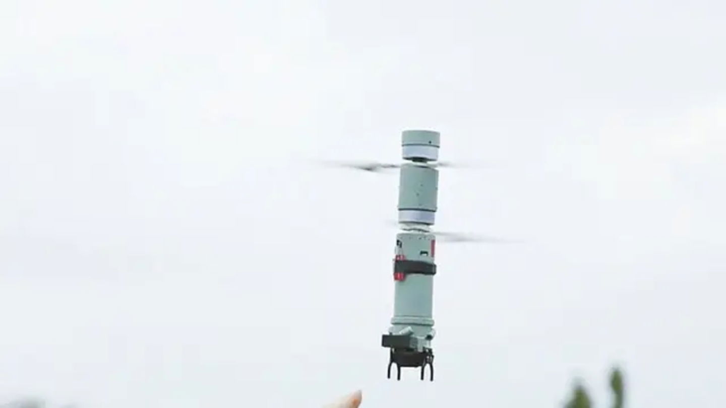 China enseña su nuevo dron de combate. Tiene forma de termo de café y puede lanzar granadas explosivas