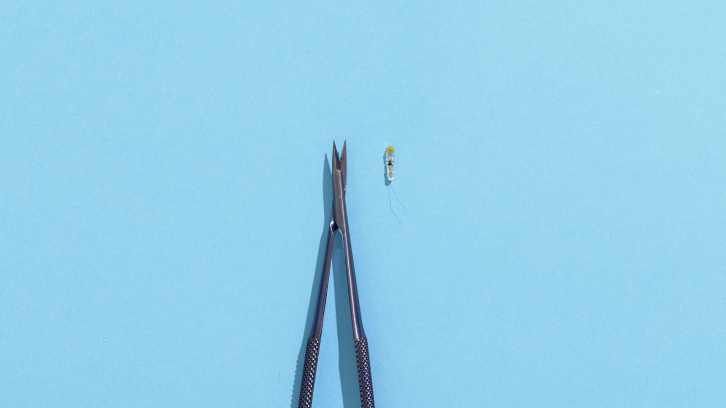 Comparación del microrrobot con una herramienta quirúrgica convencional