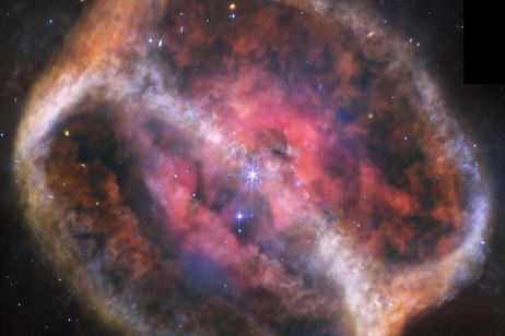Un reloj de arena cósmico es la última imagen que nos desvela el telescopio espacial James Webb Un reloj de arena cósmico es la última imagen que nos desvela el telescopio espacial James Webb