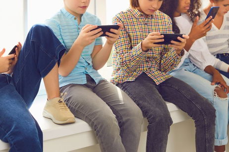 Nueva Zelanda prohibió los teléfonos en colegios hace un año para que los niños pudieran "aprender y tener éxito". Los estudios aseguran que no funciona Nueva Zelanda prohibió los teléfonos en colegios hace un año para que los niños pudieran "aprender y tener éxito". Los estudios aseguran que no funciona