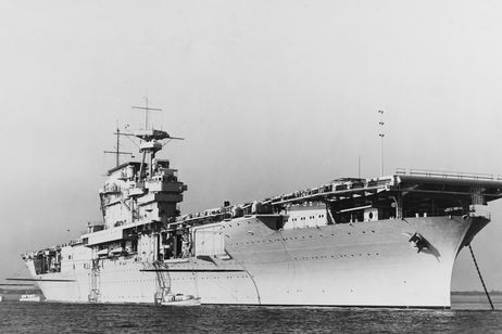 Encuentran un "coche extraño" en el interior de un portaaviones hundido en la Segunda Guerra Mundial