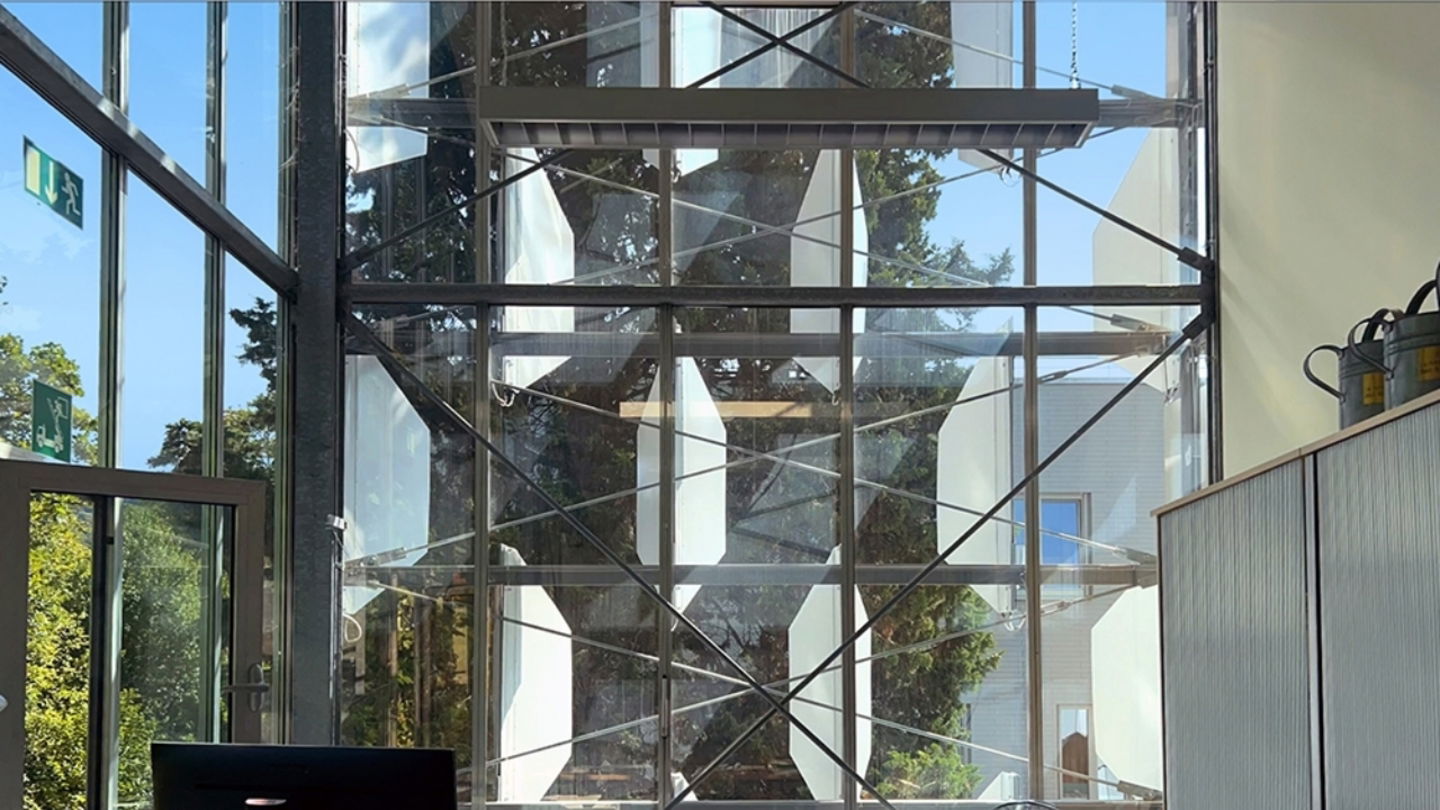 Imagen de la fachada desde el interior del edificio