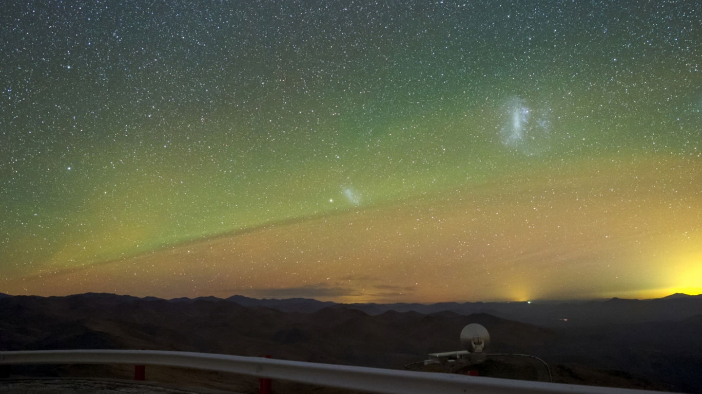 Imagen del cielo nocturno y el resplandor verde sobre el desierto de Atacama