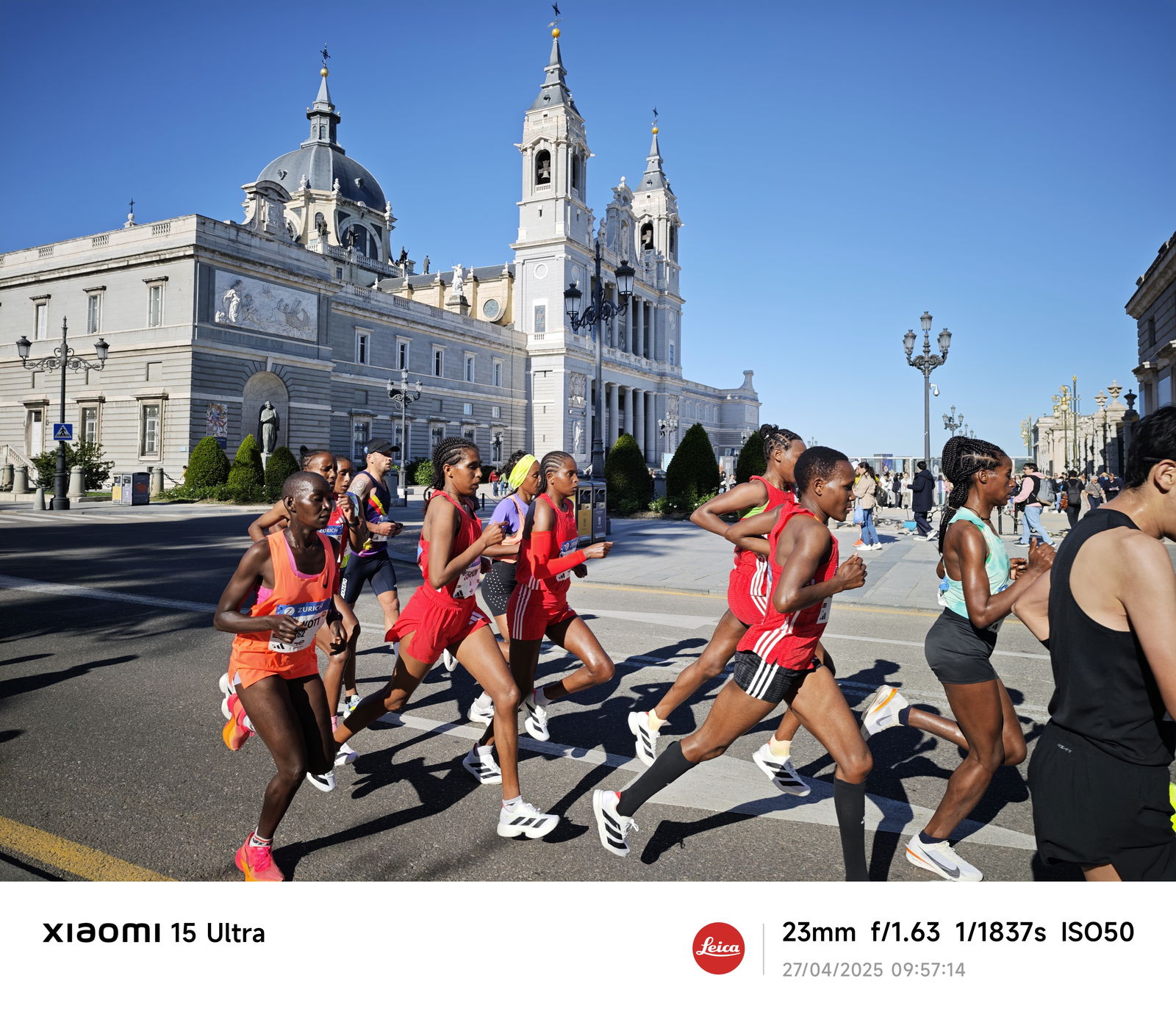 Corredores pasando junto a la catedral de la Almudena y el Palacio Real