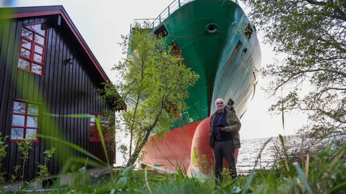 Johan Helberg posa al lado del buque que casi le cuesta su hogar