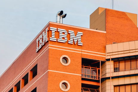 IBM despidió a 8.000 trabajadores para reemplazarlos por la IA. Gracias a ella, ha contratado a muchos más