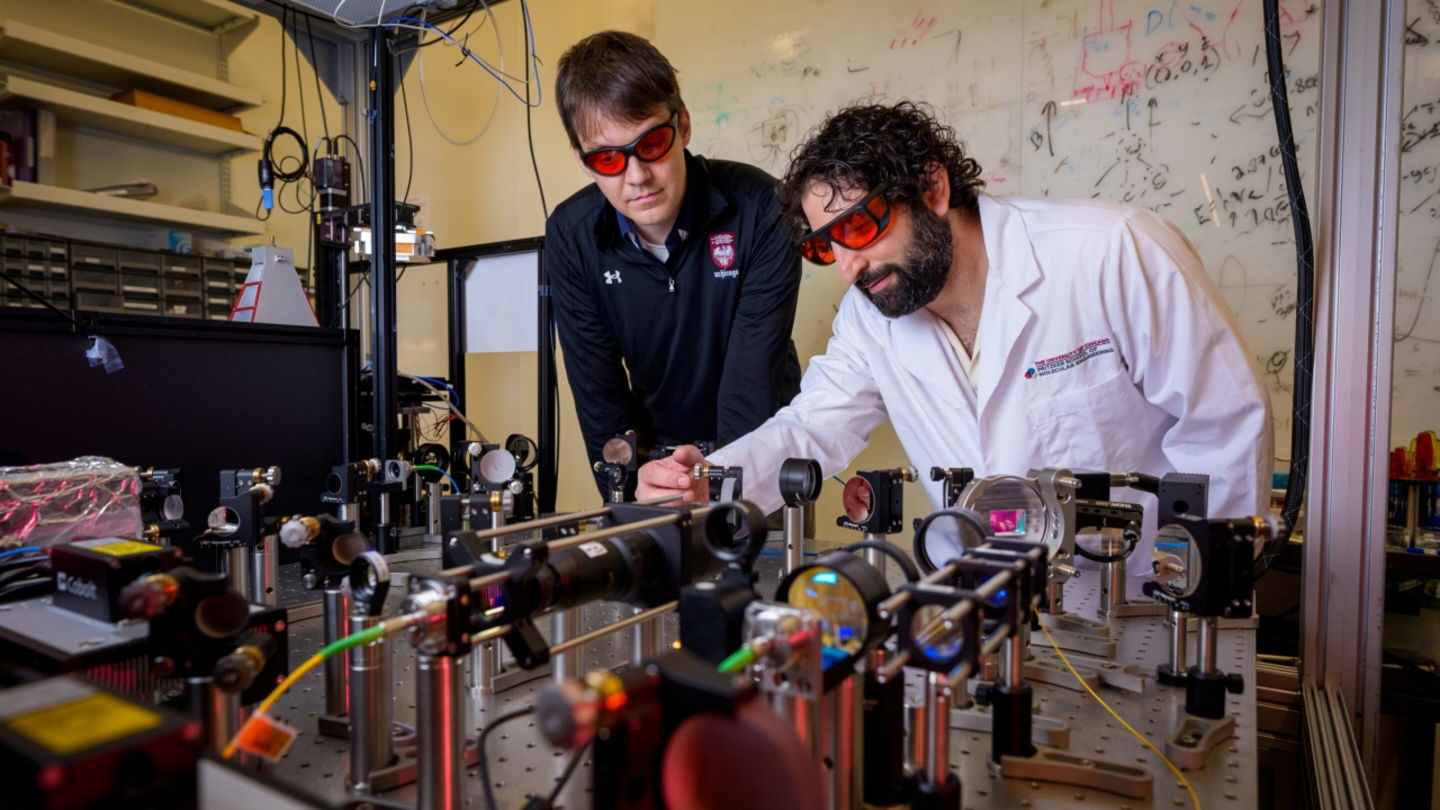 Peter Maurer y Uri Zvi trabajando en el nuevo biosensor cuántico