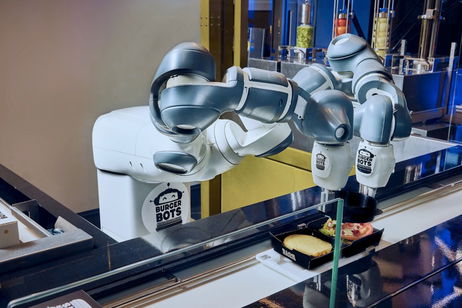 La comida rápida será aún más rápida gracias a los robots. Preparan hamburguesas en tiempo récord