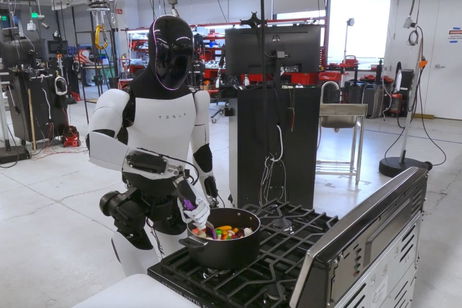 Elon Musk presenta los avances de su robot: ahora limpia, aspira y saca la basura