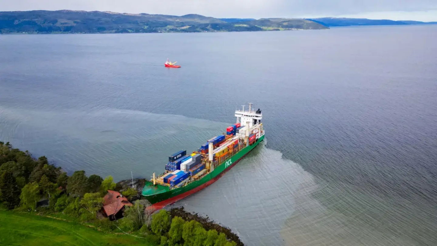 Vista aérea del buque cerca de una cabaña en el fiordo Trondheim