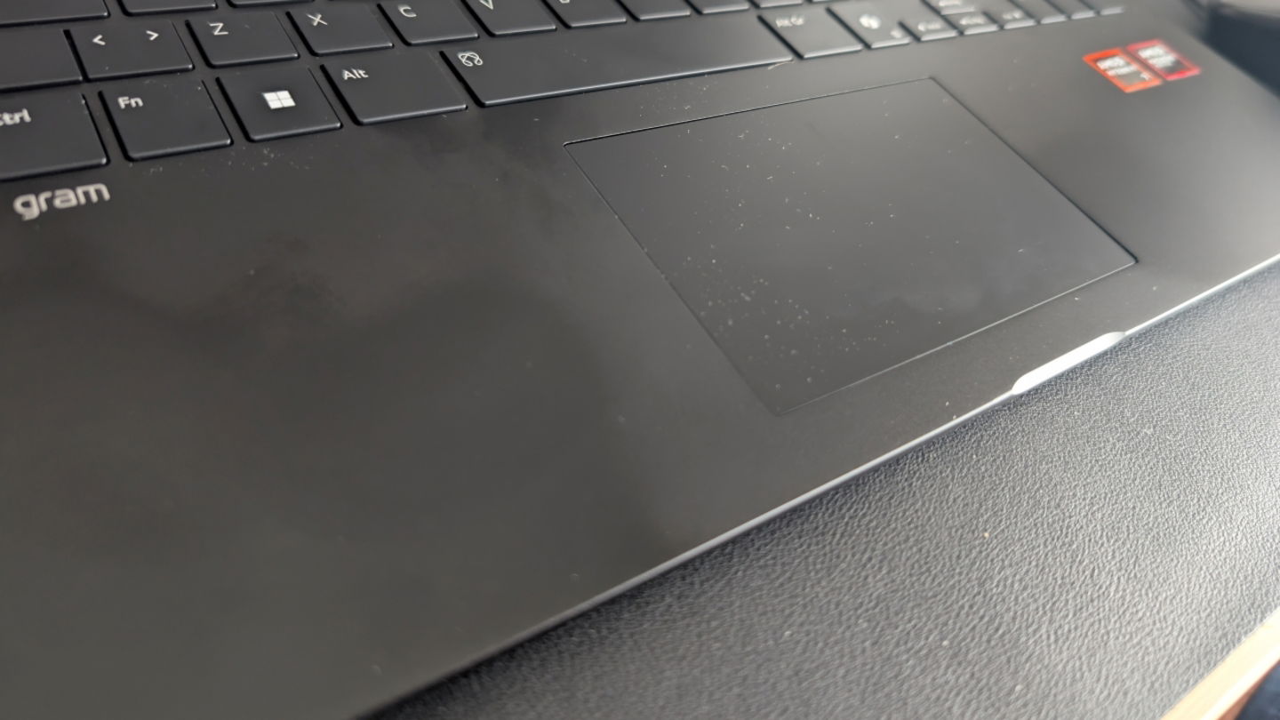 Detalle de las marcas de las manos bajo el teclado del LG gram 2025