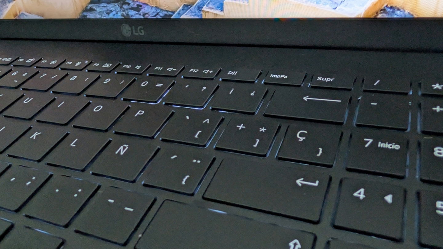 Detalle del teclado del LG gram 2025 y de la controvertida tecla Intro